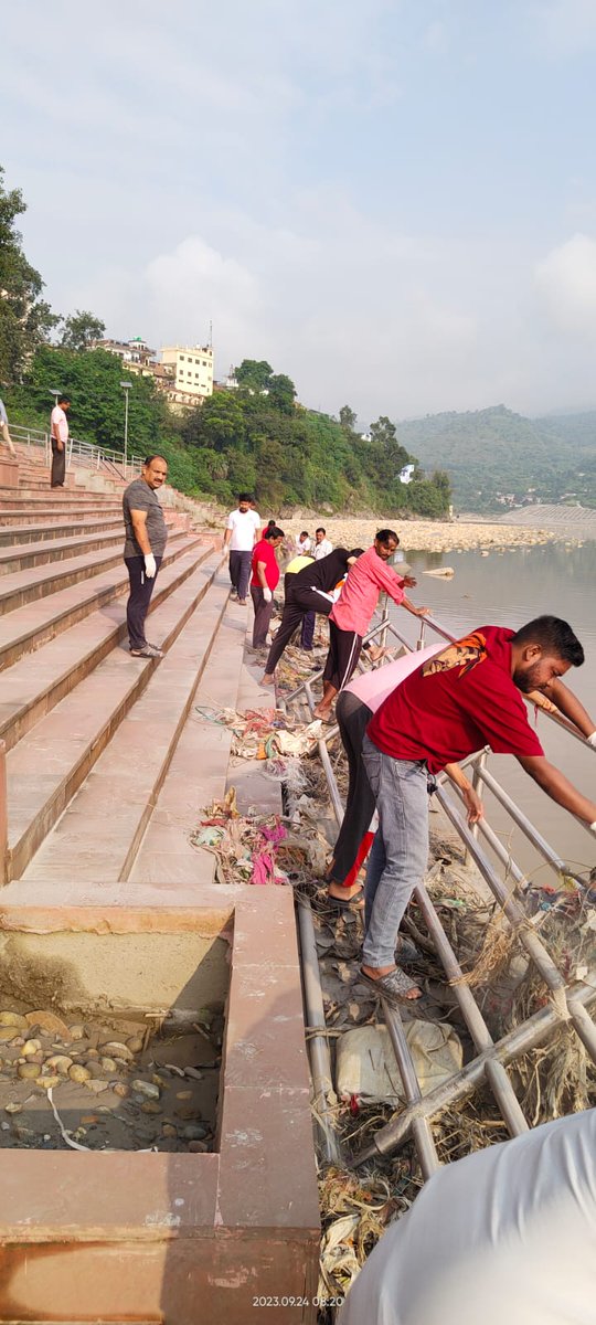 UDDUttarakhand's tweet photo. स्वच्छ नदियां : बेहतर कल का अवसर
Under SHS Fortnight cleaning of Rivers by citizens of Srinagar, Uttarakhand
#SwachhBharat #GarbageFreeIndia #SHS2023 #YouthVsGarbage #CleanRivers 
#CleanUK https://t.co/1WPWS2u4qc