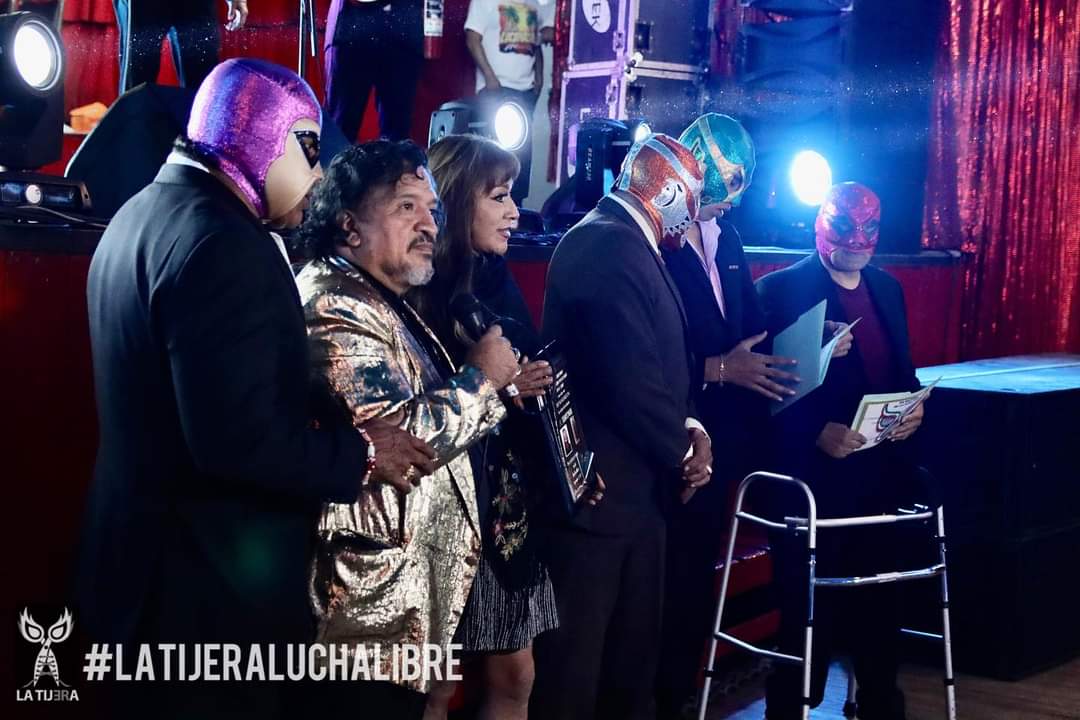 LaTijeraLucha's tweet photo. Una gran velada en el #SalonLosAngeles con la presencia de grandes leyendas de la lucha libre, de la talla de #Canek, #BlackShadowJr, #VillanoIV, #Seductora, #Zamaya, #RickyBoy, la voz de las arenas #LuisTorresZamudio que se unieron al llamado del #Fantasma...
#latijeraluchalibre https://t.co/g511mD5iJJ