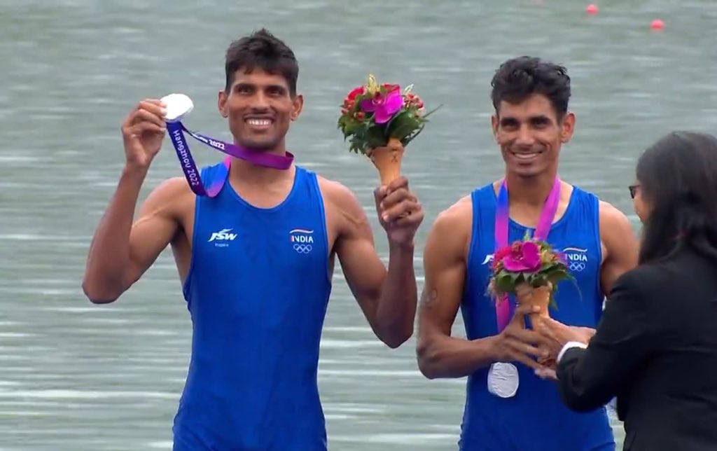 Kudos to Arjun Lal Jat and Arvind Singh for bringing home silver in the men's lightweight double sculls rowing competition at the #AsianGames.

May they continue to raise the pride of the Tiranga with more victories.