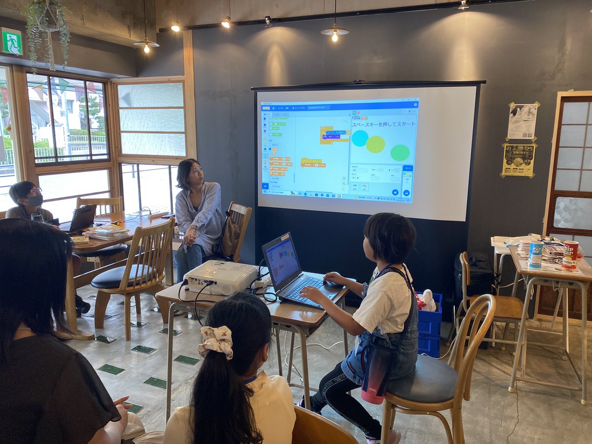 base_senboku's tweet image. 泉北BASEは本日休みなのですがCoderDojoをやってたら地域の子どもたちが集まってきたので結局臨時開店してます笑

#coderdojo #泉北BASE #駄菓子屋