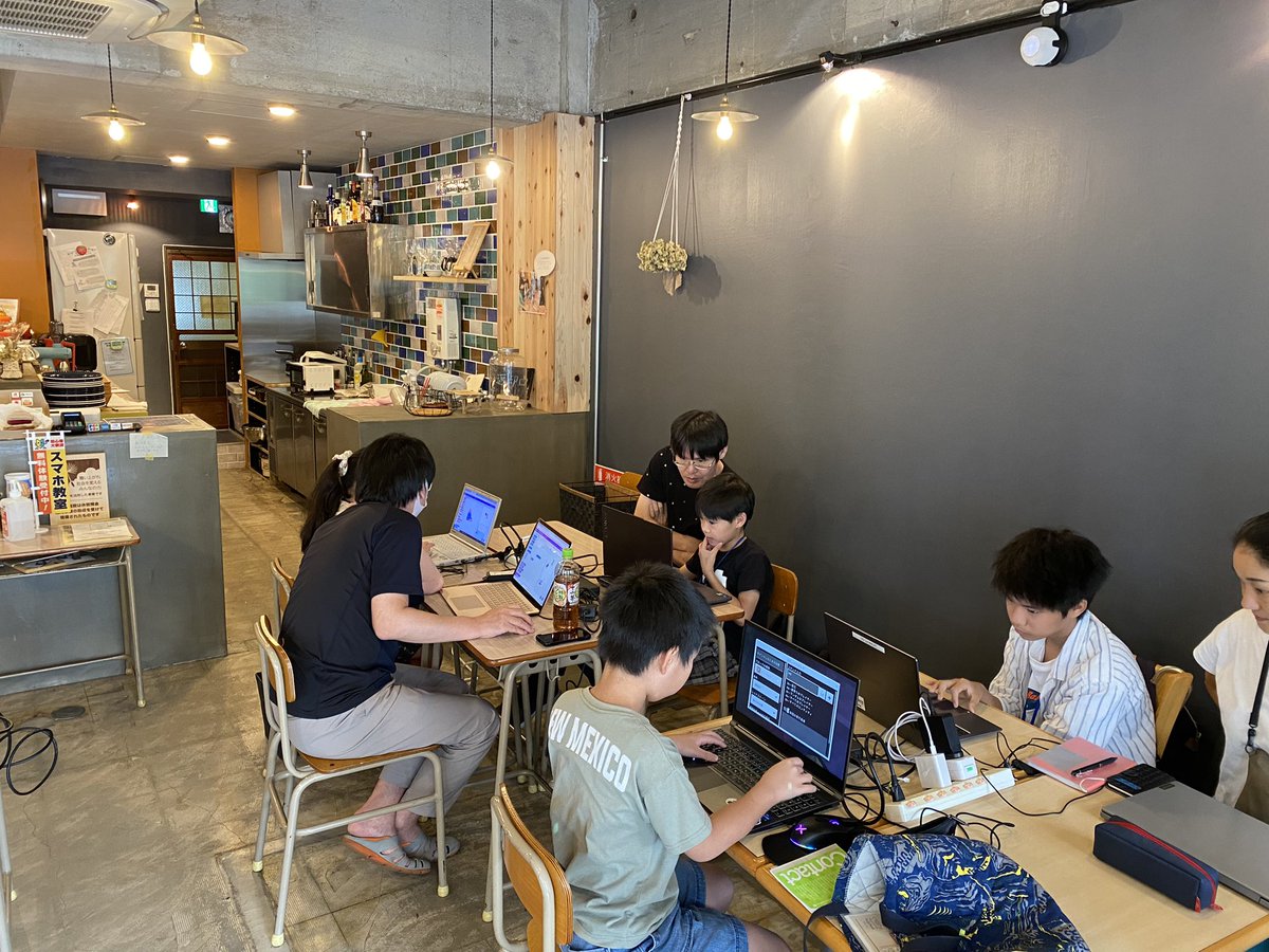 base_senboku's tweet image. 泉北BASEは本日休みなのですがCoderDojoをやってたら地域の子どもたちが集まってきたので結局臨時開店してます笑

#coderdojo #泉北BASE #駄菓子屋