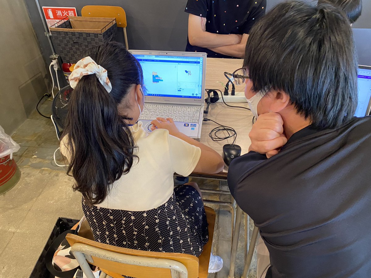 base_senboku's tweet image. 泉北BASEは本日休みなのですがCoderDojoをやってたら地域の子どもたちが集まってきたので結局臨時開店してます笑

#coderdojo #泉北BASE #駄菓子屋