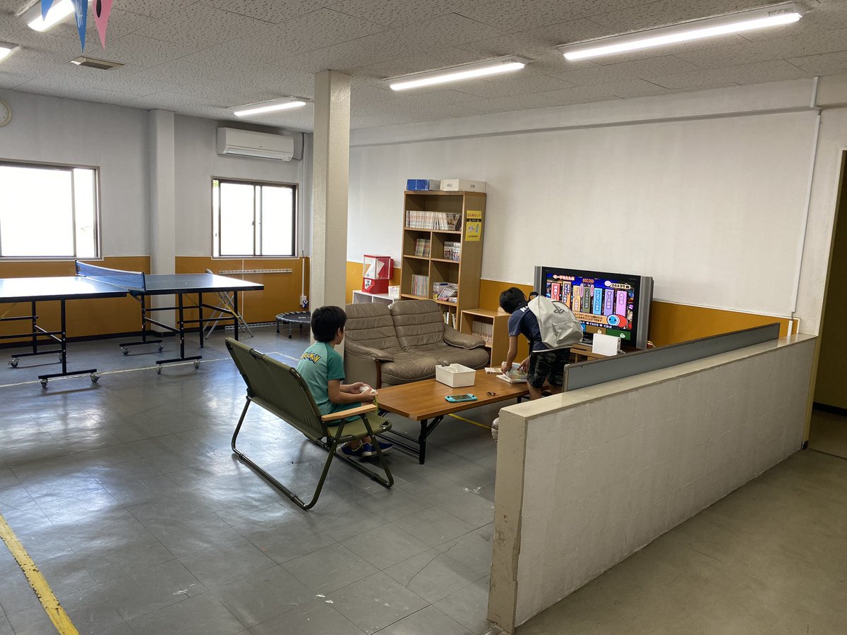 base_senboku's tweet image. 泉北BASEは本日休みなのですがCoderDojoをやってたら地域の子どもたちが集まってきたので結局臨時開店してます笑

#coderdojo #泉北BASE #駄菓子屋