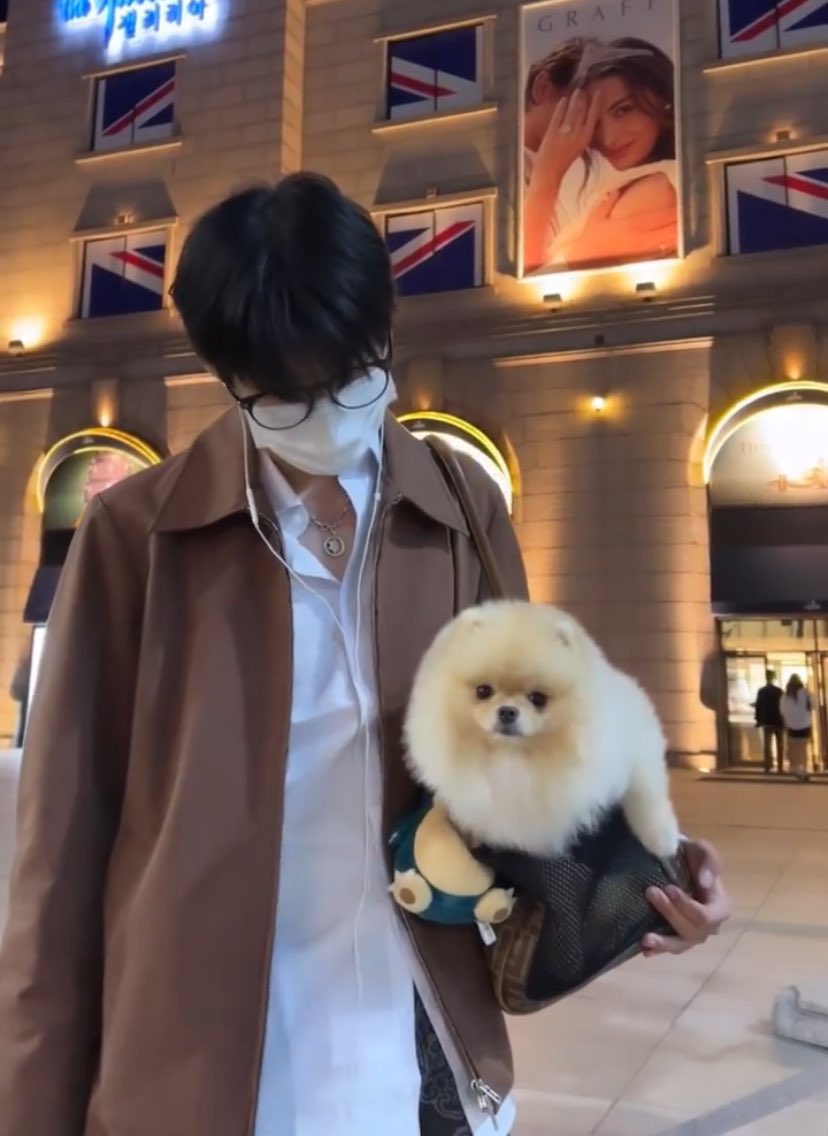yoonyechanpics's tweet photo. yechan with his little dog

#윤예찬 #yoonyechan #에이티투메이저 #82major https://t.co/bUNJCPDBsg