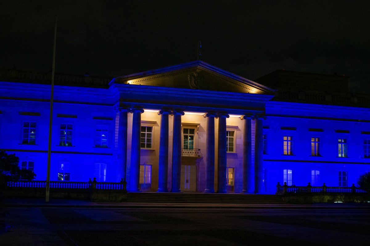infopresidencia's tweet photo. La @Casa_Narino se viste de azul en conmemoración del Día Internacional de la Lengua de Señas. 

Nos unimos a esta iniciativa de @WFDeaf_org para reconocer y homenajear la lucha de las comunidades sordas por el reconocimiento de su lengua, cultura e identidad.

El #GobiernoDelCambio trabaja día a día por construir una Colombia incluyente, una Colombia Potencia de la Vida.