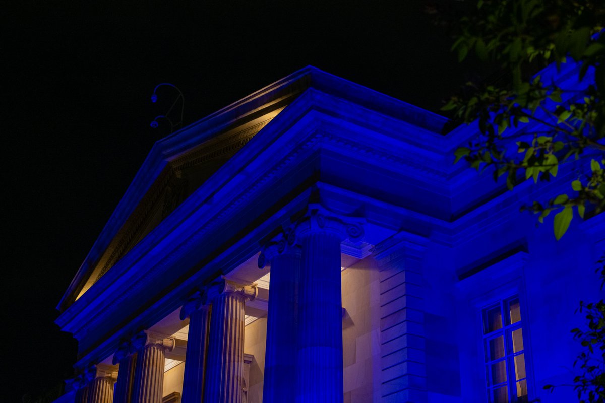 infopresidencia's tweet photo. La @Casa_Narino se viste de azul en conmemoración del Día Internacional de la Lengua de Señas. 

Nos unimos a esta iniciativa de @WFDeaf_org para reconocer y homenajear la lucha de las comunidades sordas por el reconocimiento de su lengua, cultura e identidad.

El #GobiernoDelCambio trabaja día a día por construir una Colombia incluyente, una Colombia Potencia de la Vida.