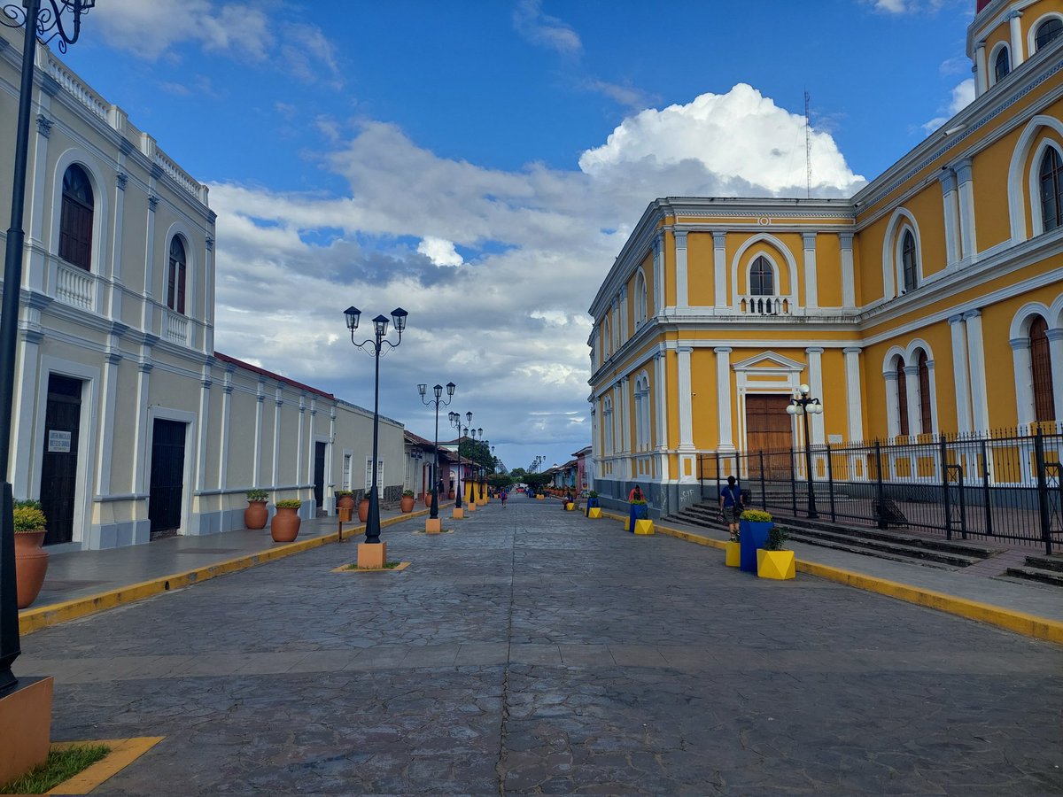 pao_renderos's tweet photo. ¡Llegamos a Granada! 
Hace ratos quería volver y ver el Cocibolca de cerquita.
Estamos muy felices de seguir avanzando y explorando Nicaragua.
#ElViajeDePao 
Ahora a navegarlo. 😜 https://t.co/7ydqVGxiev