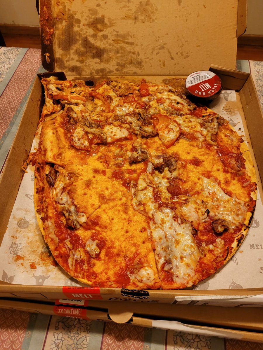 romychristo's tweet photo. En @meltpizzas de Quilicura me entregaron así las pizzas y me dicen que yo debo reportar a @UberEats @SERNAC https://t.co/3GQjuvIr8v
