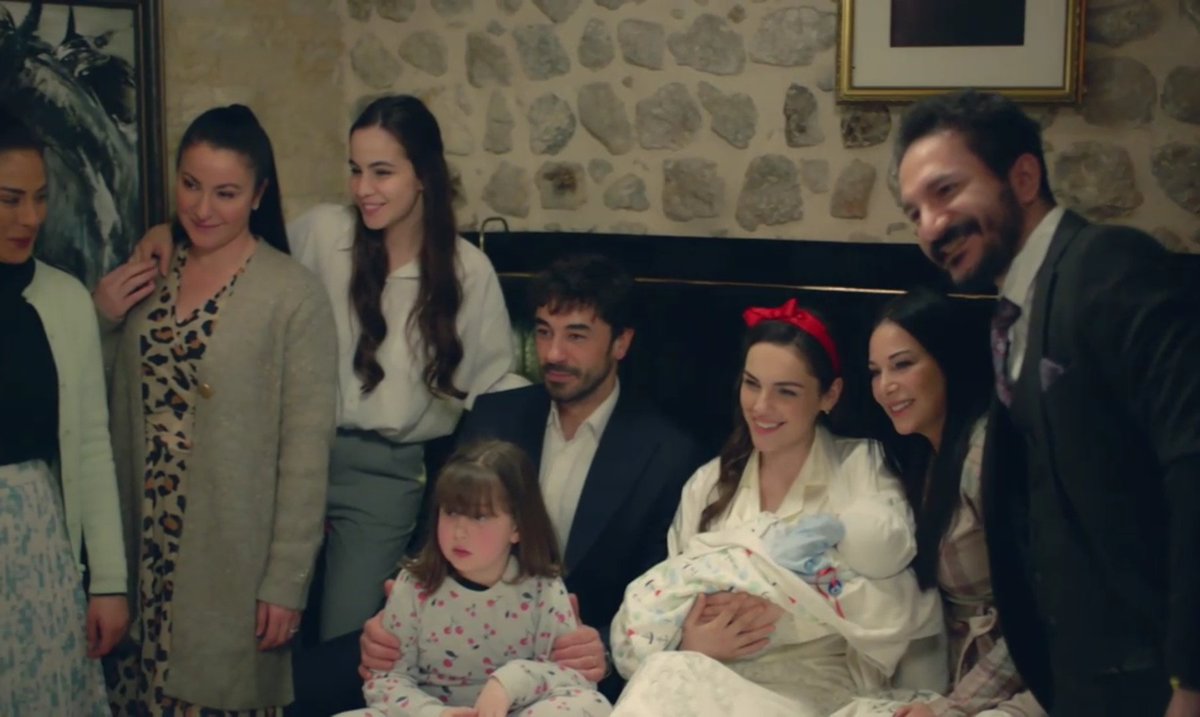 Hasta aquí mi rol como Ferit Sancakzade. Quiero agradecer a todas y cada una de las personas que han interactuado conmigo.
Estos meses han sido los mejores. 
¿Y qué decir de mi <a href="/Ayse_oficial/">Ayşe (Rol Oficial🇪🇸)</a>? La mejor compañera que se puede tener #CorazónNovaFinal || #GökhanAlkan