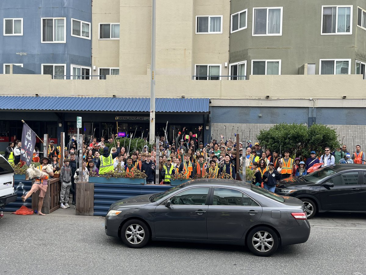 Bobakkabob37's tweet photo. Today was an absolutely phenomenal day!

It started with the @TheCACoast #CoastalCleanupDay so we had our usual #KeepOceanBeachClean series but with almost 7x the number of attendees! It was WILD 😍😍😍 https://t.co/cG3k2tJgeU