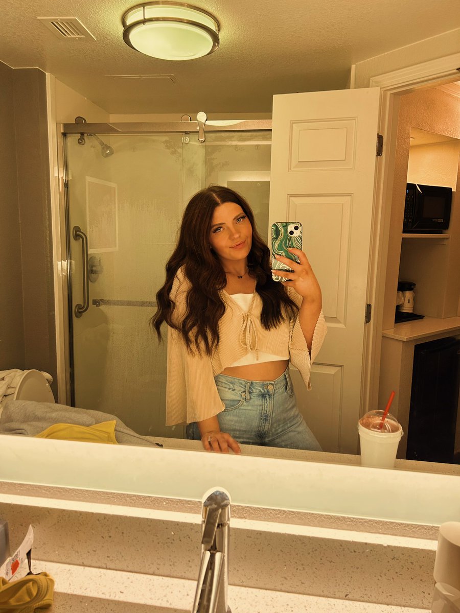 whitleeangel_'s tweet photo. hotel bathroom lighting >>> https://t.co/oT85ni4sCp