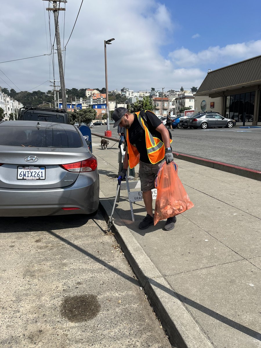 Bobakkabob37's tweet photo. @RefuseRefuseSF @oceanbeachcafe @CaltransD4 @WeAreTogetherSF @uniteddemclubsf @sfpublicworks @CivicJoyFund @welcometomannys And even MOAR photos of these amazing volunteers doing the good work of helping #KeepOceanBeachClean and also helping to keep the #OuterRichmond clean as well! https://t.co/g8wTOExrya