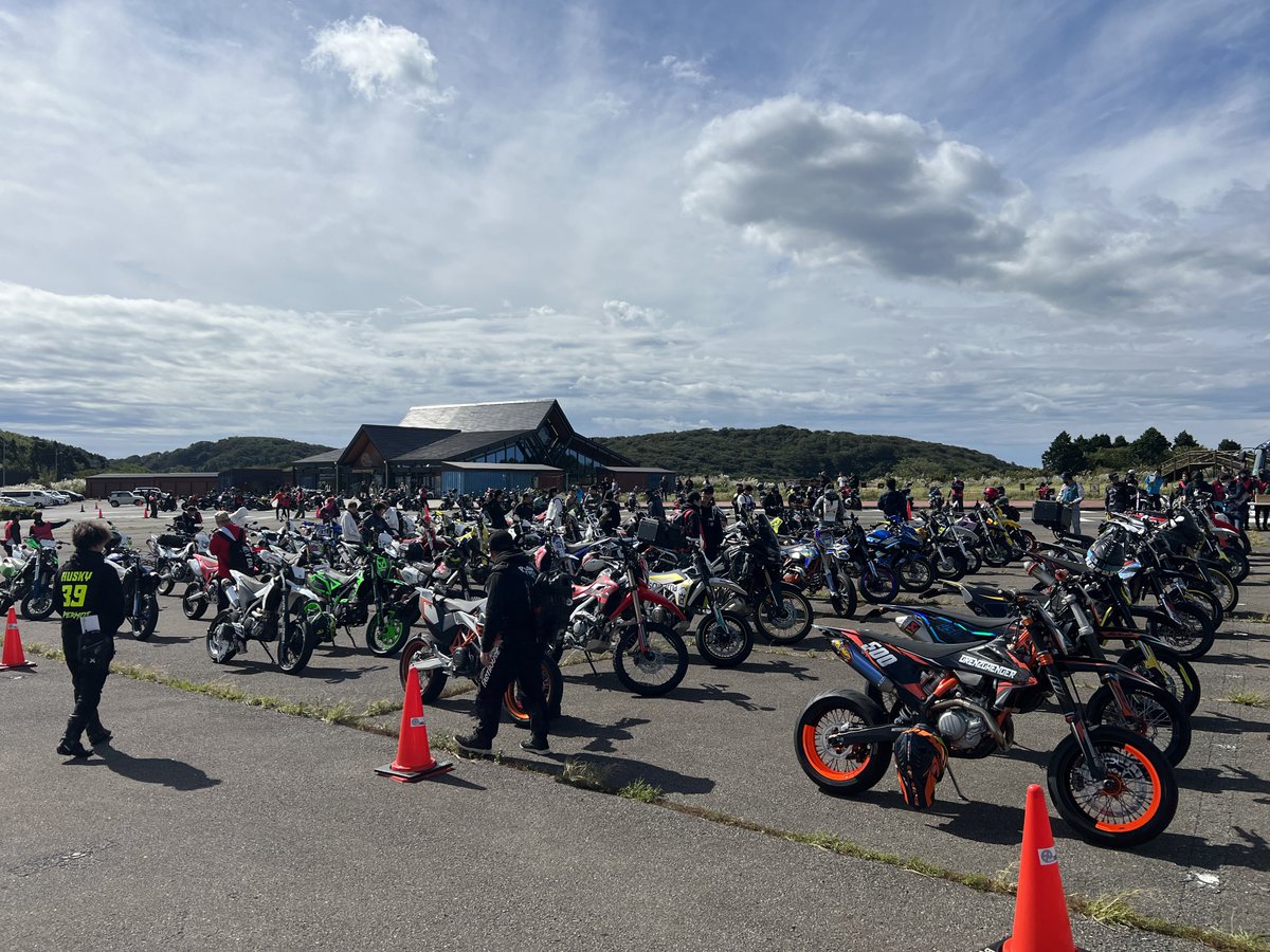 開始して30分ちょっとですが既に70台も参加者が来られてます！
混雑も予想されますので場内ではスタッフの指示に従っていただくようお願いします‼️
#関東オフモタMT