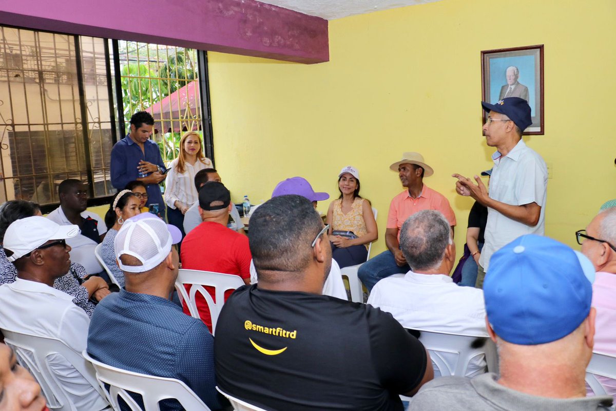 DomingoCG1's tweet photo. Conversatorio con el Bloque de Intermedio Omar Torrijos sobre cómo ampliar el trabajo en los territorios. Motivación y compromiso.

🤝 ¡Hagámoslo juntos! 

#DomingoContreras #DomingoTuAlcalde #DN #Hagámoslojuntos #DistritoNacional https://t.co/00HkaIWouG