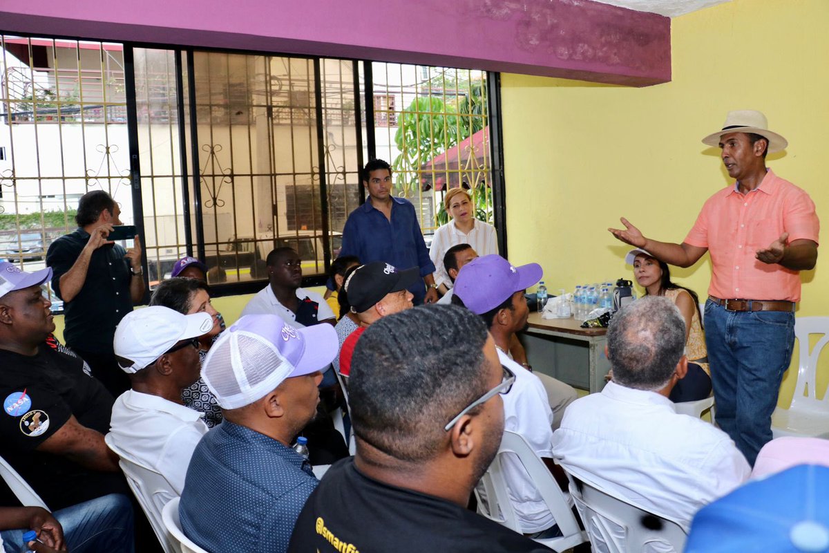 DomingoCG1's tweet photo. Conversatorio con el Bloque de Intermedio Omar Torrijos sobre cómo ampliar el trabajo en los territorios. Motivación y compromiso.

🤝 ¡Hagámoslo juntos! 

#DomingoContreras #DomingoTuAlcalde #DN #Hagámoslojuntos #DistritoNacional https://t.co/00HkaIWouG