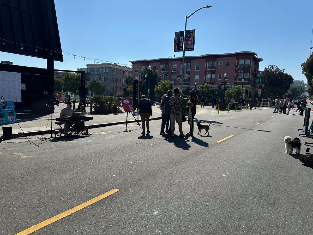 siggy's tweet photo. Live jazz for #CarFreeHayes successful! Thanks to Three-handed Jazz for the performance, and to everyone that came out and/or supported.

Big shoutout to Supervisor @DeanPreston for showing up to support! https://t.co/JIUF5jUFtR