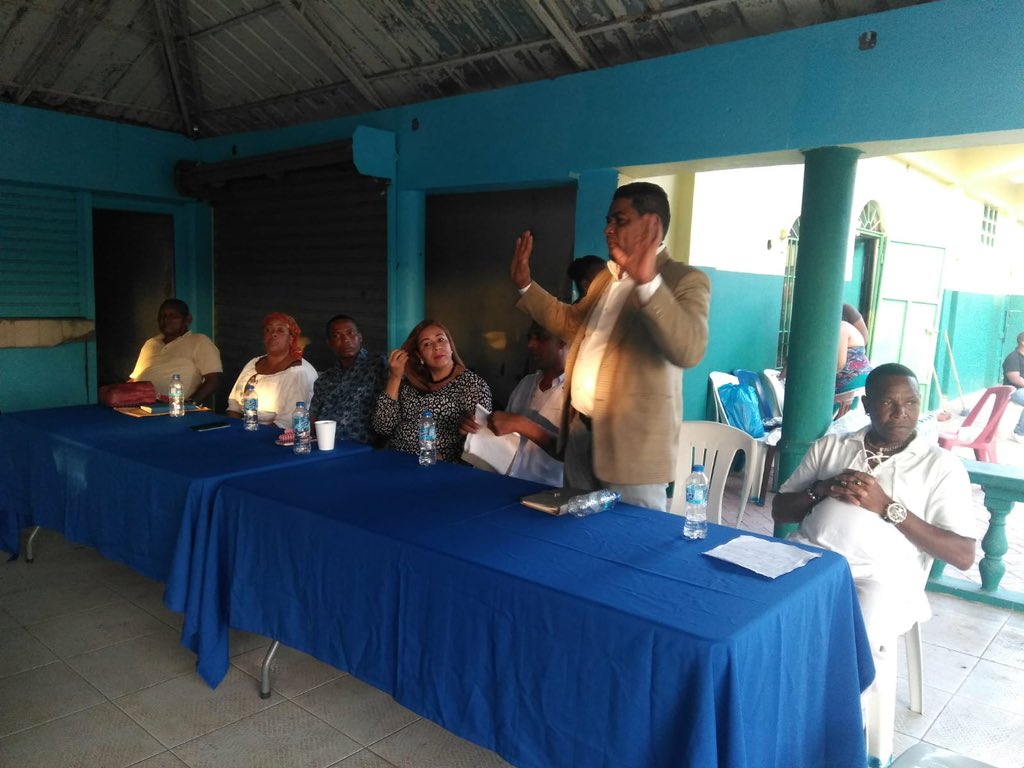 Lucydeleon2025's tweet photo. En reunión con equipo Hacienda Estrella hoy sábado acompañada del aspirante a Regidor Sandro Fernandez y de un grupo de valiosos dirigentes qué me apoyan. Saben que los quiero mucho.

Seguimos trabajando.

Lucy de Leon DIPUTADA 2024-2028
Ahora Sííí 🎉 💯 🔥 
VOTA PRM 👍🏻 💙 https://t.co/qpUYHLUlC0
