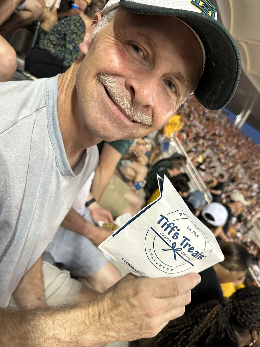 Finally he’s a winner! Thanks <a href="/tiffstreats/">Tiff's Treats</a> and <a href="/BUFootball/">Baylor Football</a> ! #SicEm 💚💛🐻💛💚 🍪🍪🍪