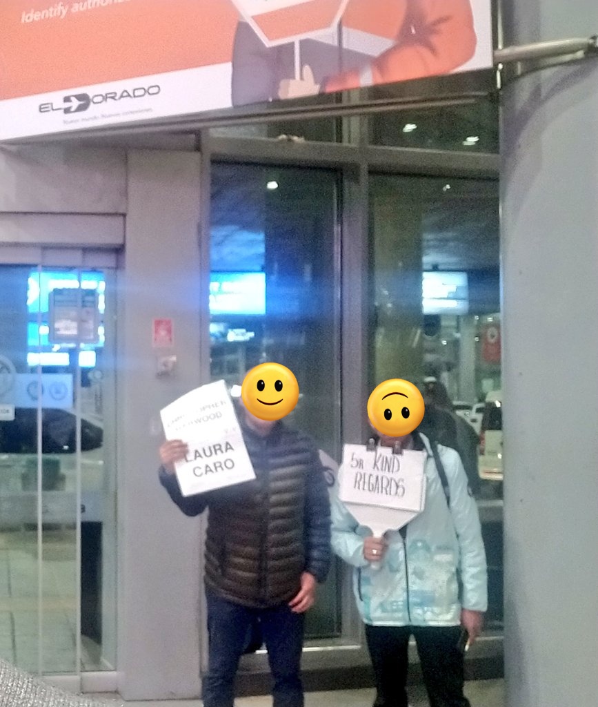 Me acerqué y le pregunté si sabía qué decía su letrero. Le expliqué y ya está llamado al supervisor.