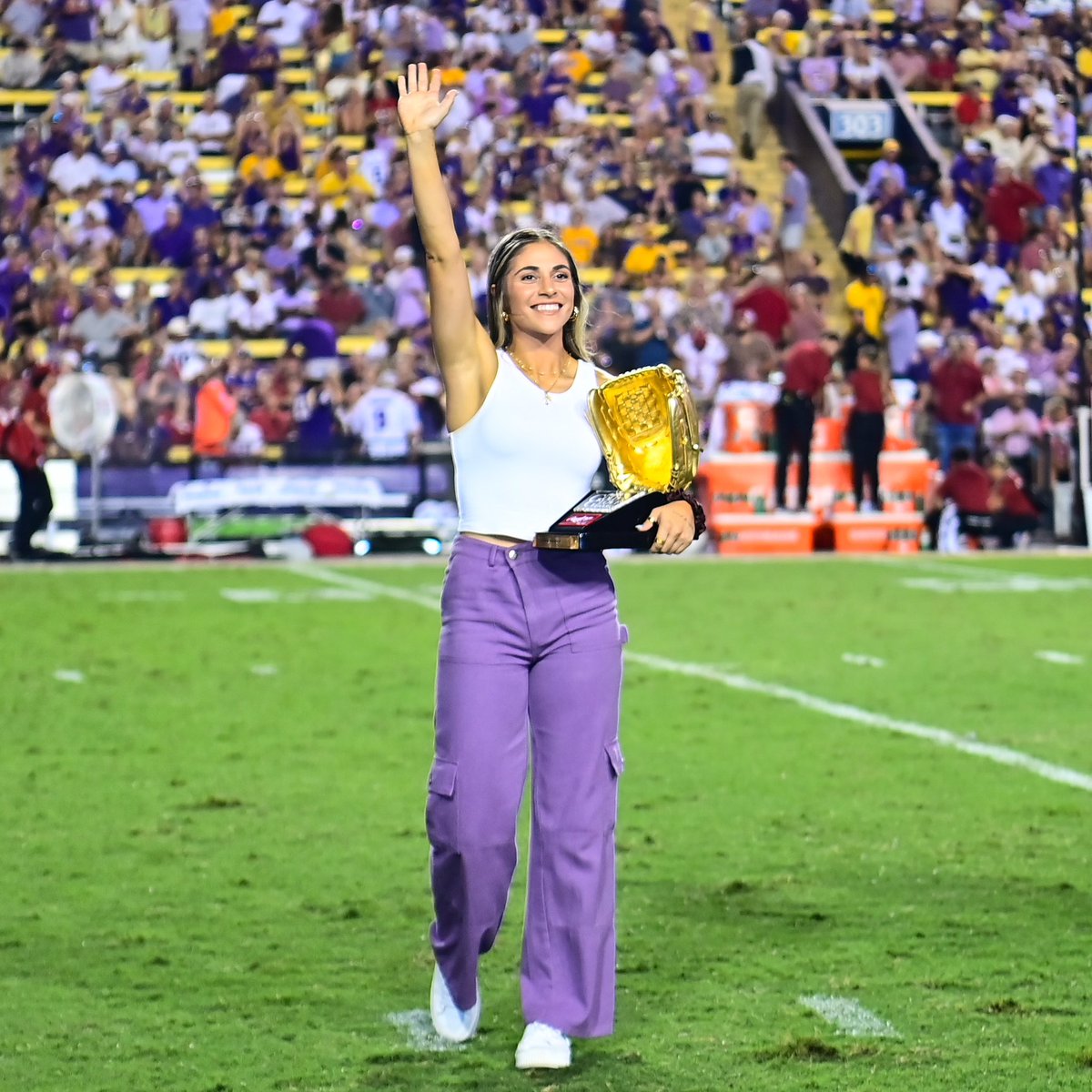 A Tiger Stadium salute to college softball’s only Back-to-Back Gold Glove Award winner! @ciarabriggs88 #GeauxTigers