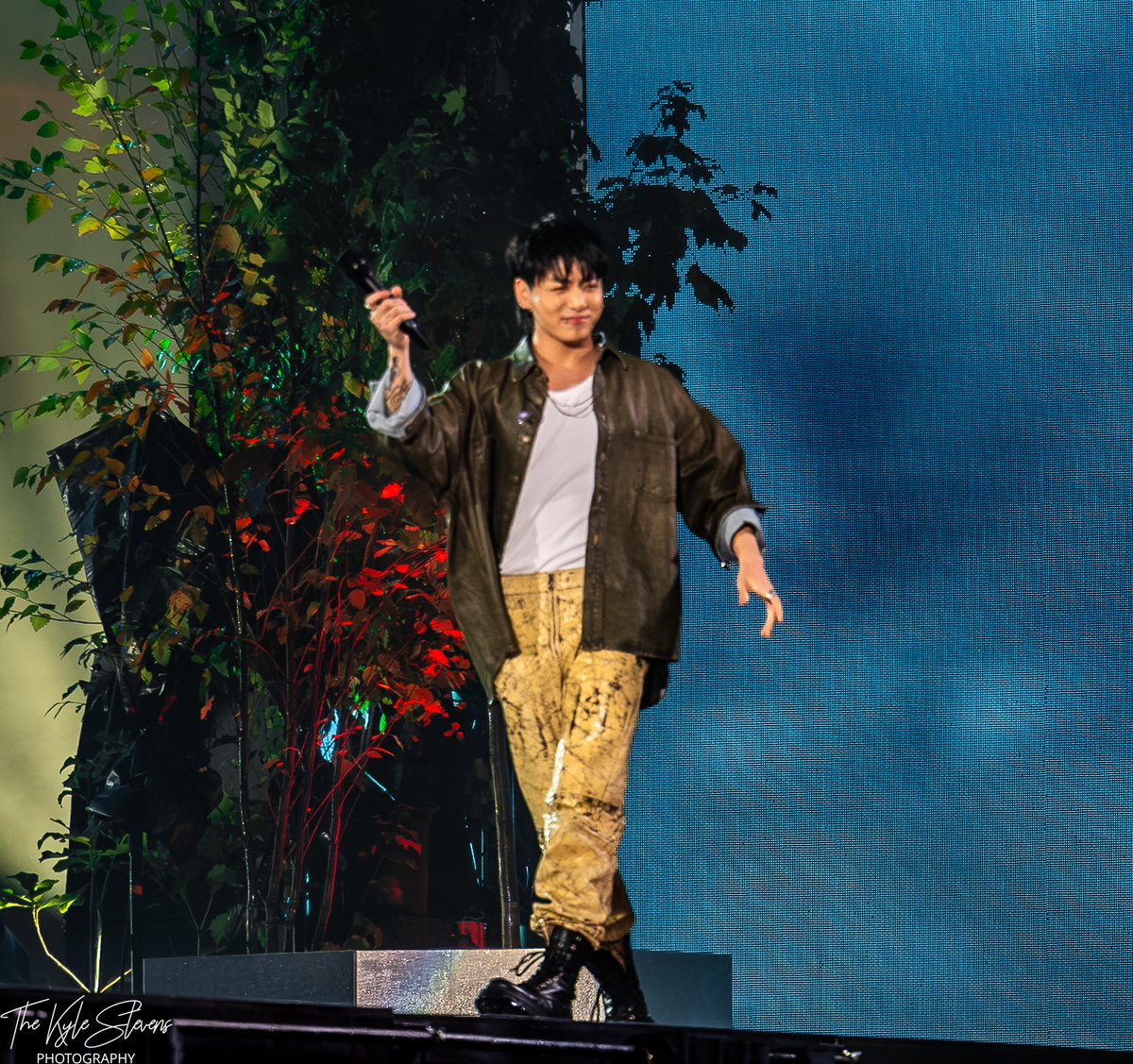 thekylestevens's tweet photo. Nonstop rain throughought the entire day. Tons of restrictions on media outlets at the event. Whole body was close to shutting down...couldn't leave without finishing the job and delivering for the #BTSARMY. Working on more stuff now. What a show from #JungKookOnGlobalCitizen! https://t.co/qnQnQ7uEhd