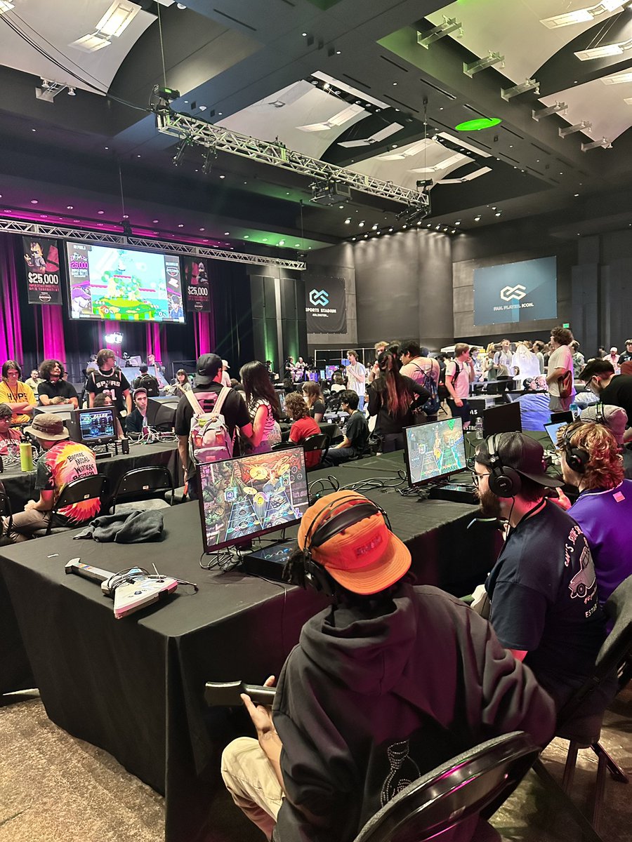 WaterWaveTV's tweet photo. Some shots of @student1sucks competing today at the @OpTic Off-Season Guitar Hero event๐ฅ He is 4-1 in bracket play and has his first loser bracket match coming up tonight! #theoffseason #waterwavetv via @Coines_ https://t.co/HtemssDY8Z