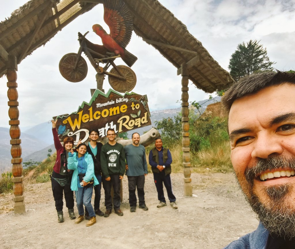 Increíbles escenarios estos días de intensísimo trabajo de campo por la zona de las selvas tropicales nubosas   de los andes bolivianos — los Yungas—⛰️, recogiendo todos los helechos y licófitos 🌴 que encontramos y empachándonos de toda la naturaleza andina🦜🦋🐸.