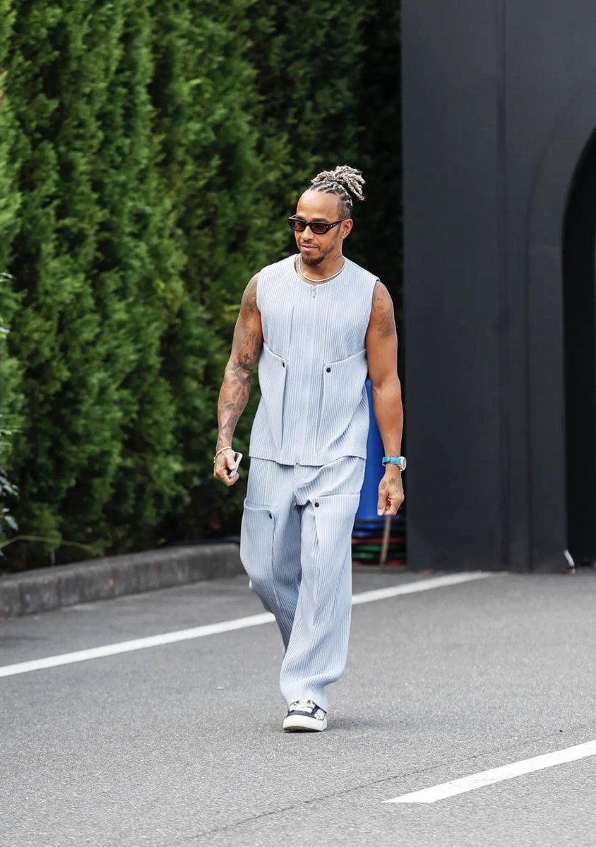 SirLewisUpdates's tweet photo. Lewis arrives for race day #JapaneseGP https://t.co/Nl1KJkHoNo