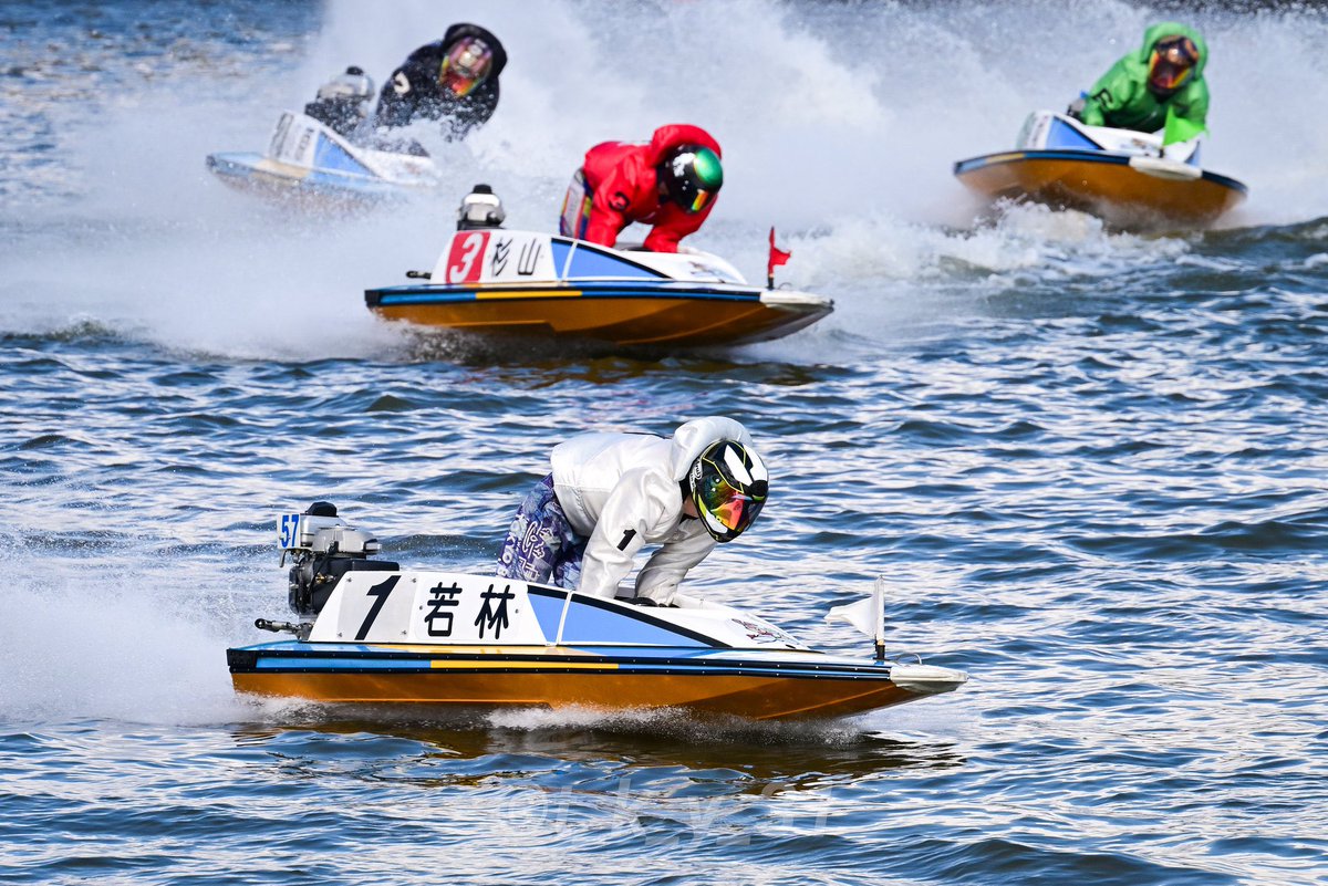 お久しぶりです。
地元平和島明日から走ります。平和島であまりいい成績残せていないので、しっかり一走一走集中してA級上がれるように頑張ります！！