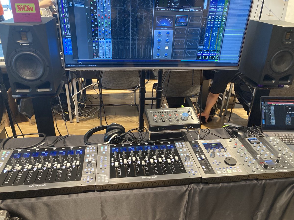 SSL_Japan's tweet photo. #サンレコフェス スタートです!
今回は #PMC6,アーランドのマイク、ADAM A7V をお借りしております!! https://t.co/shHfbOLWOh