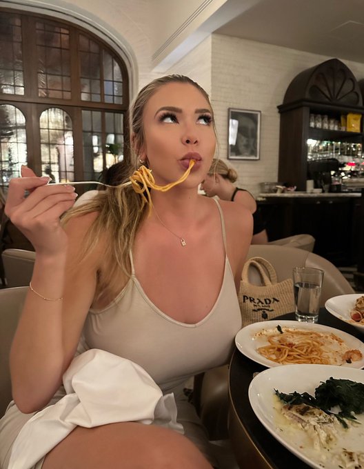 2 pic. Saturday Shenanigans! ?
How it started ? How it went ?
What’s your go to food? #CarbieBarbie https://t