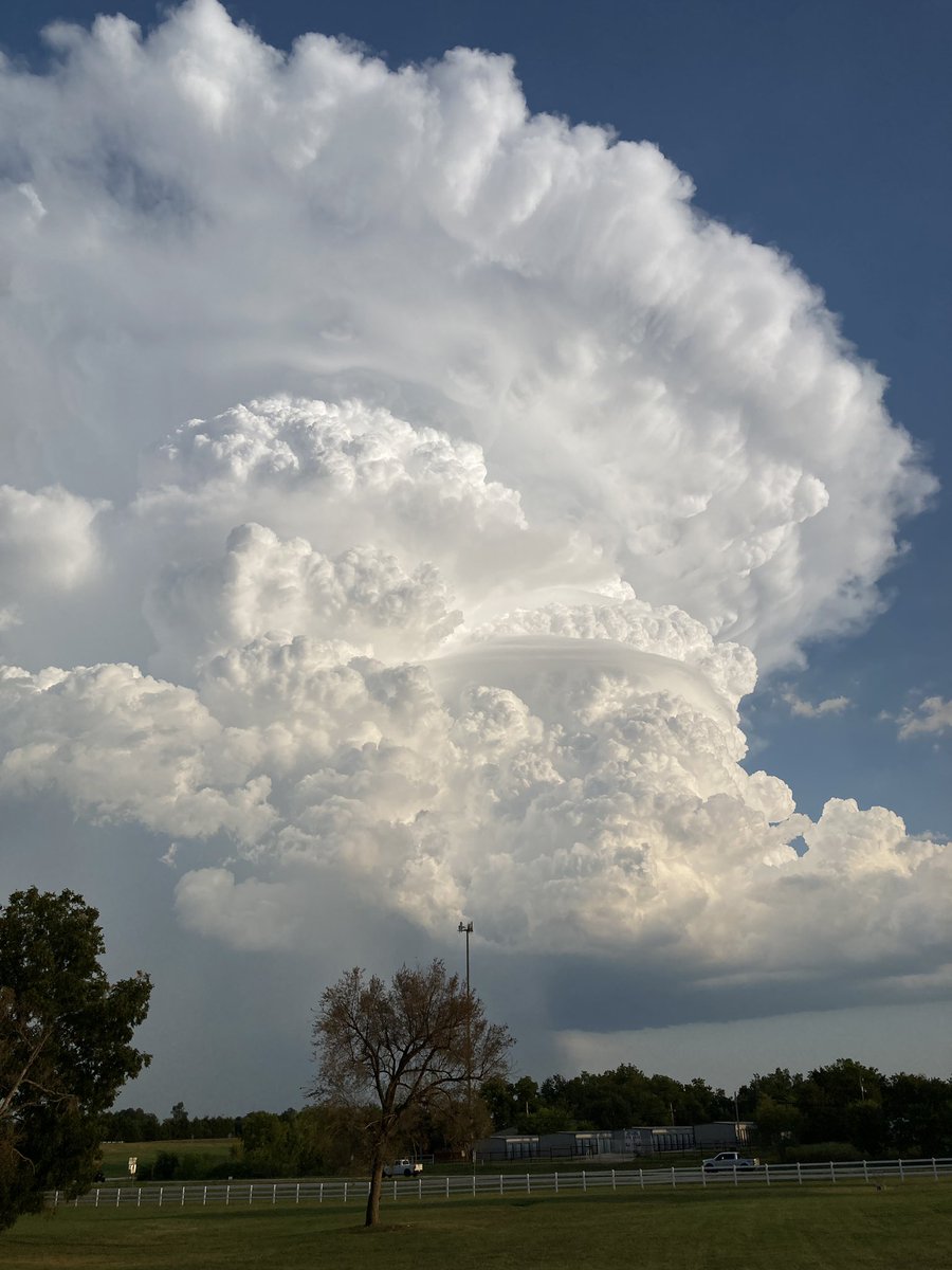 JDouggyyy's tweet photo. More pics of said storm: https://t.co/kVkjyktPyO