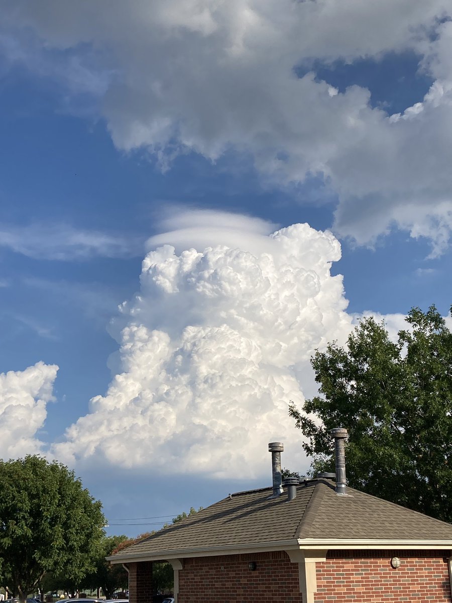 JDouggyyy's tweet photo. More pics of said storm: https://t.co/kVkjyktPyO
