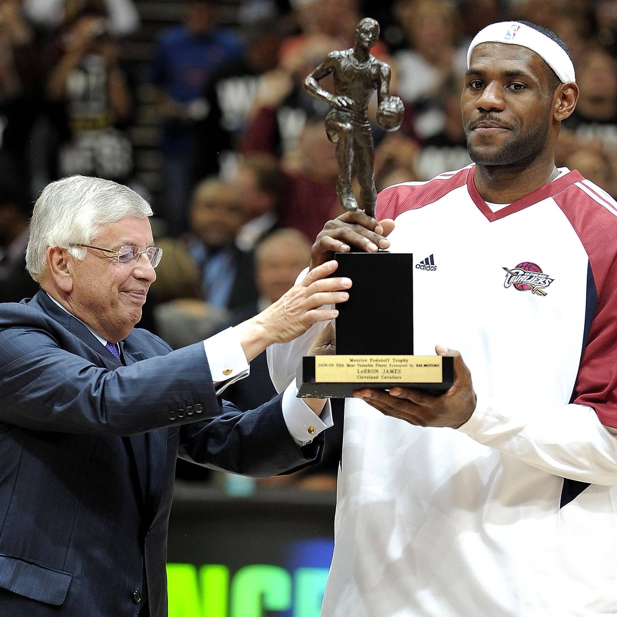 Dwyane Wade on LeBron winning MVP in 2008-09 season:

“I understand why LeBron won it, but as an individual player, that was my MVP year.”

(via <a href="/ClubShayShay/">Club Shay Shay</a>, youtu.be/tSCeWfHtWB8?si…)