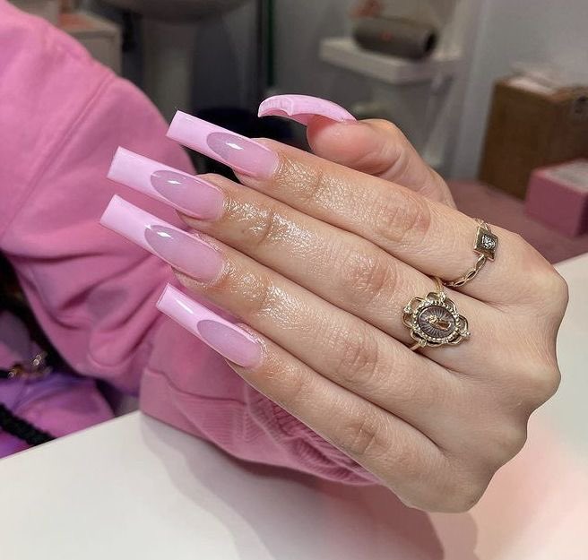 sakurafraise's tweet photo. i’m literally so obsessed with french tips https://t.co/aqw9fakZJ4