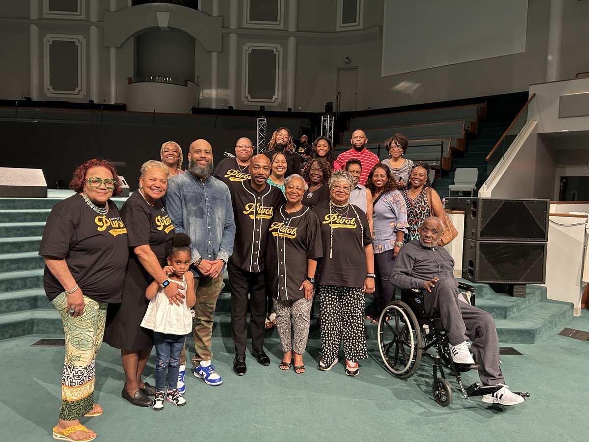 Pastor_Orr's tweet image. Help me wish Mother Bonnie Killebrew a Happy 71st Birthday! Thank you for inviting your family to worship with us for our PIVOT Young Adult Weekend! 💙

#brownbaptist #yearofhousing #bmbc #PastorOrr #BartholomewOrr #TheFlyingPreacher #happybirthday #birthday