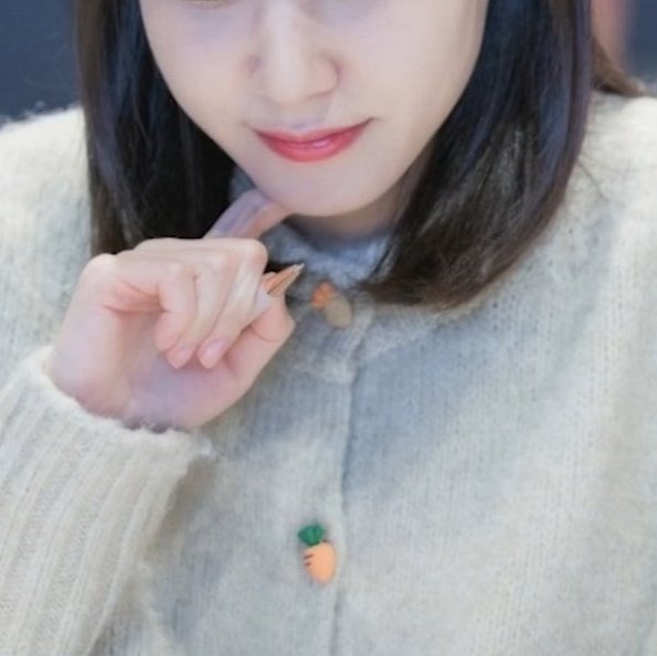 actresseunbin's tweet photo. the carrot buttons 😭😭😭😭😭😭 SHES SO BUNNY CODED

#PARKEUNBIN | #박은빈 https://t.co/lsg07uipvQ