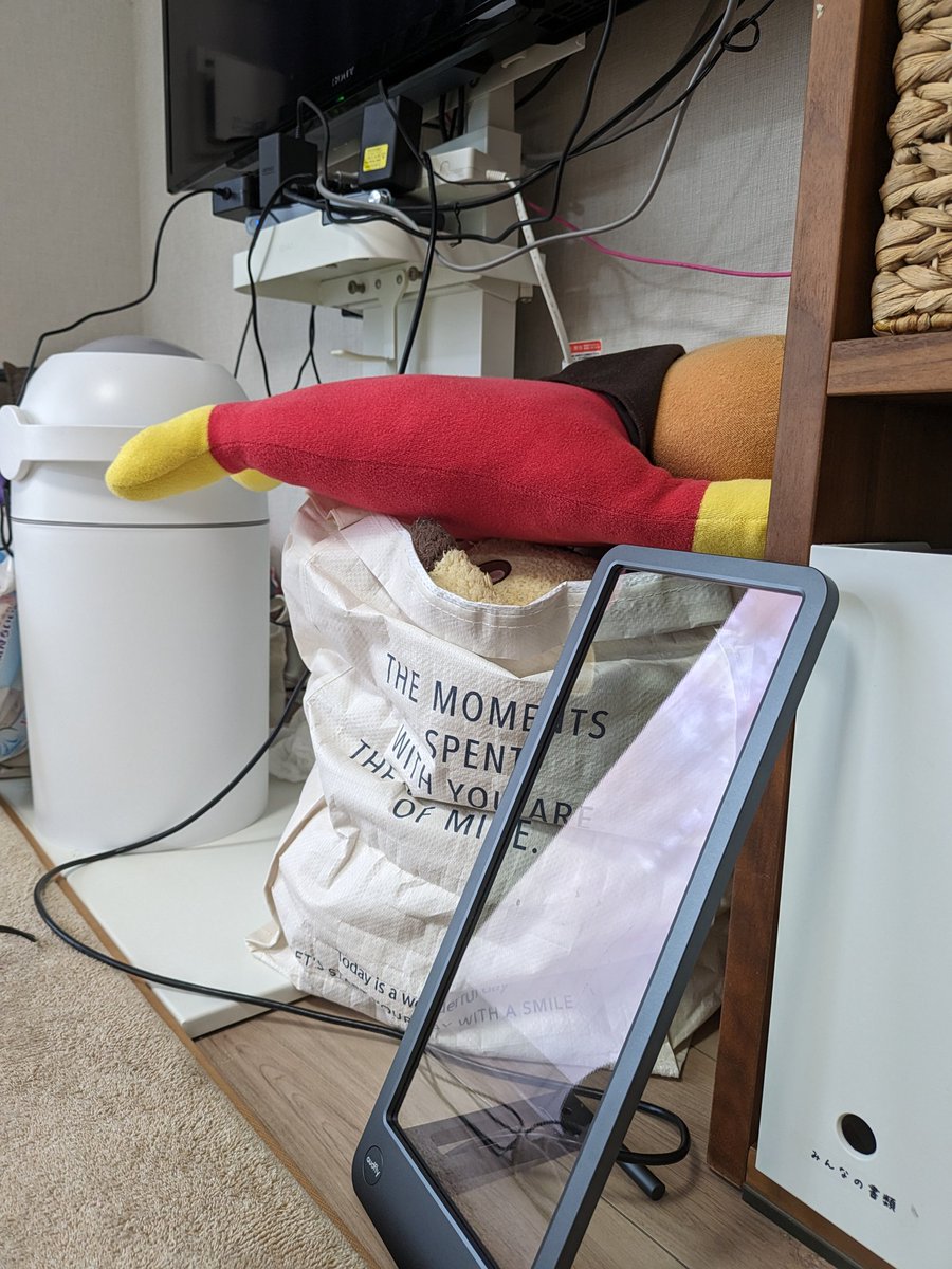 saramune's tweet photo. 例の指向性スピーカーをリビングで使ってみた。これはやはり広いところで使うのがマッチする。指向性あるから離れてもテレビの音がよく聞こえる。リビングで自分だけ大音量でゲームしたいニーズにはハマりそう。macのスピーカーより音でぇへんやんけ！っていうのは筋違いなんだなと改めて #focussound https://t.co/NA951WJ92R