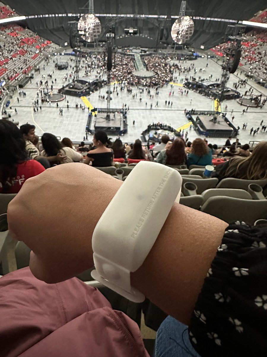 preetikasharma's tweet photo. Bonus experience tonight: Got handed this @pixmob bracelet that the band uses to connect with the crowd. I love technology! #ConcertFun #internetofthings https://t.co/pVGp8X9Fem