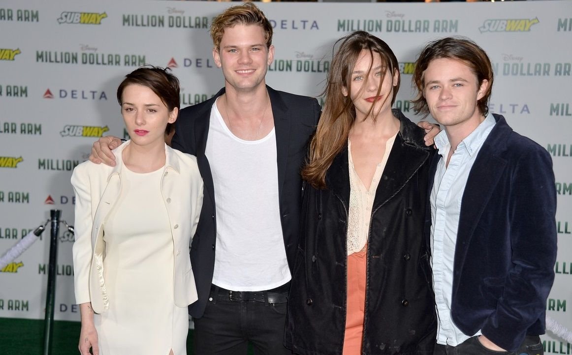 The beautiful cast of #UnderTheHalo attended the film’s premiere at Regal LA Live in Los Angeles, California on Tuesday (September 19). ✨💫