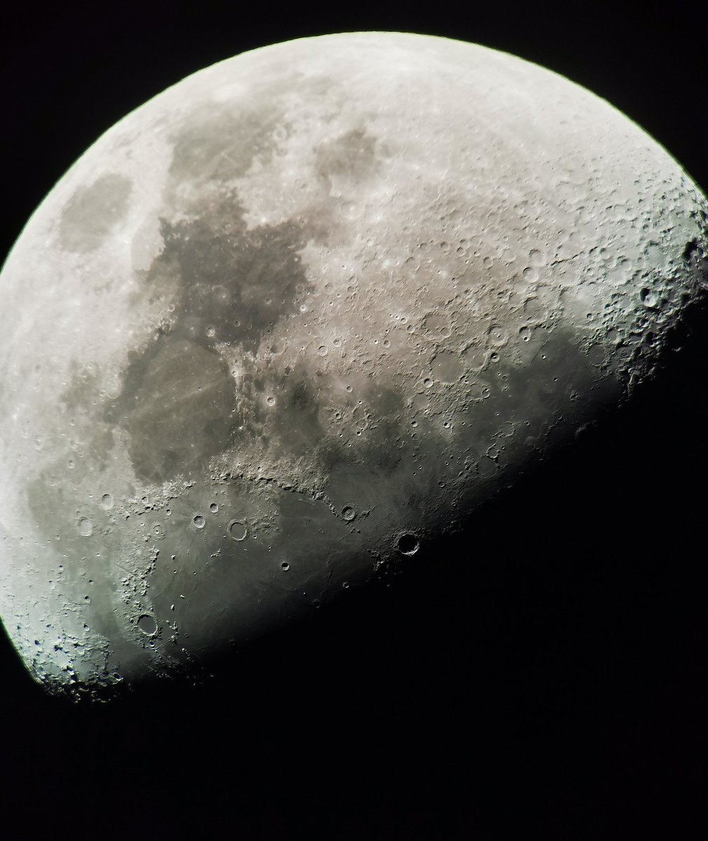 seba_sirius's tweet photo. Hágale zoom. Les dejo la luna en cuarto creciente de esta noche! Recién sacada del horno! https://t.co/CICDiHGxf7