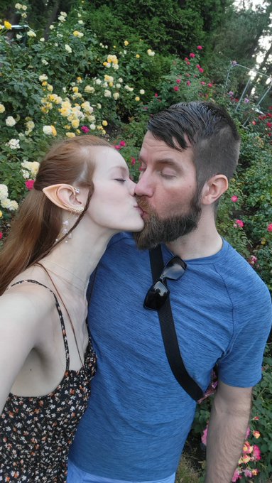 Is it my turn to get pollinated? 💐🐝 https://t.co/5aB6jxXjQ1