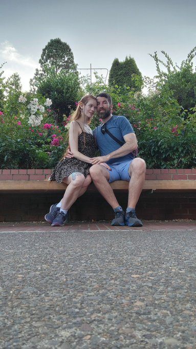 Is it my turn to get pollinated? 💐🐝 https://t.co/5aB6jxXjQ1