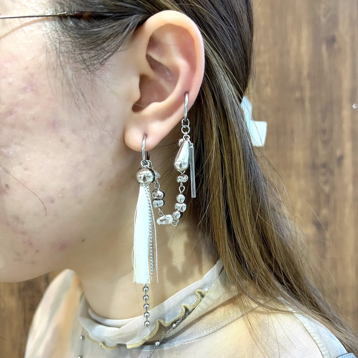 .
.

#メディストア耳コーデ

【🍒 お客様snap 🍒】

お花の上からカメレオンがｿﾛﾘｿﾛﾘ....🦋ﾊﾟｸ！
気になっていたピアスチャームも使って
チェーンドカスタム組ませていただきました💪💖✨
逆耳もタッセルとメタルチャーム使えて良かったです✨
両耳とも素敵な耳コーデありがとうございます😘