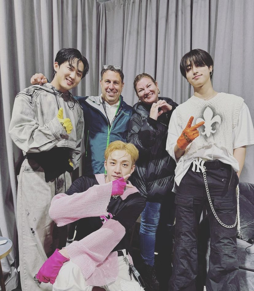 [ 📸 ] 230924 | ذهب موظفو شركة republic records لدعم الثريراتشا اليوم في مهرجان المواطن العالمي والتقطوا صورة سويًا ♡