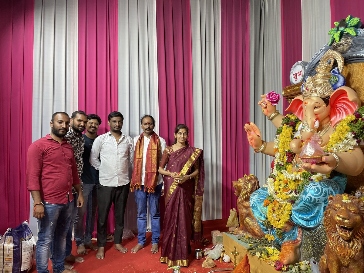 sirishabrs's tweet photo. గణపతి ఉత్సవాల్లో భాగంగా అంబర్‌పేట నియోజకవర్గం గోల్నాక డివిజన్‌లోని తులసి నగర్‌, నెహ్రూనగర్‌లో ఏర్పాటు చేసిన గణేష్‌ మండపంలో బిఆర్‌ఎస్‌ కాచిగూడ ఇంచార్జి Dr. శిరీషా ఓం ప్రకాష్‌ యాదవ్‌ ప్రత్యేక పూజల్లో పాల్గొన్నారు. 

#ganesh
#ganeshchaturthi 

@BRSparty 
@KTRBRS https://t.co/eIFOoiIFy8