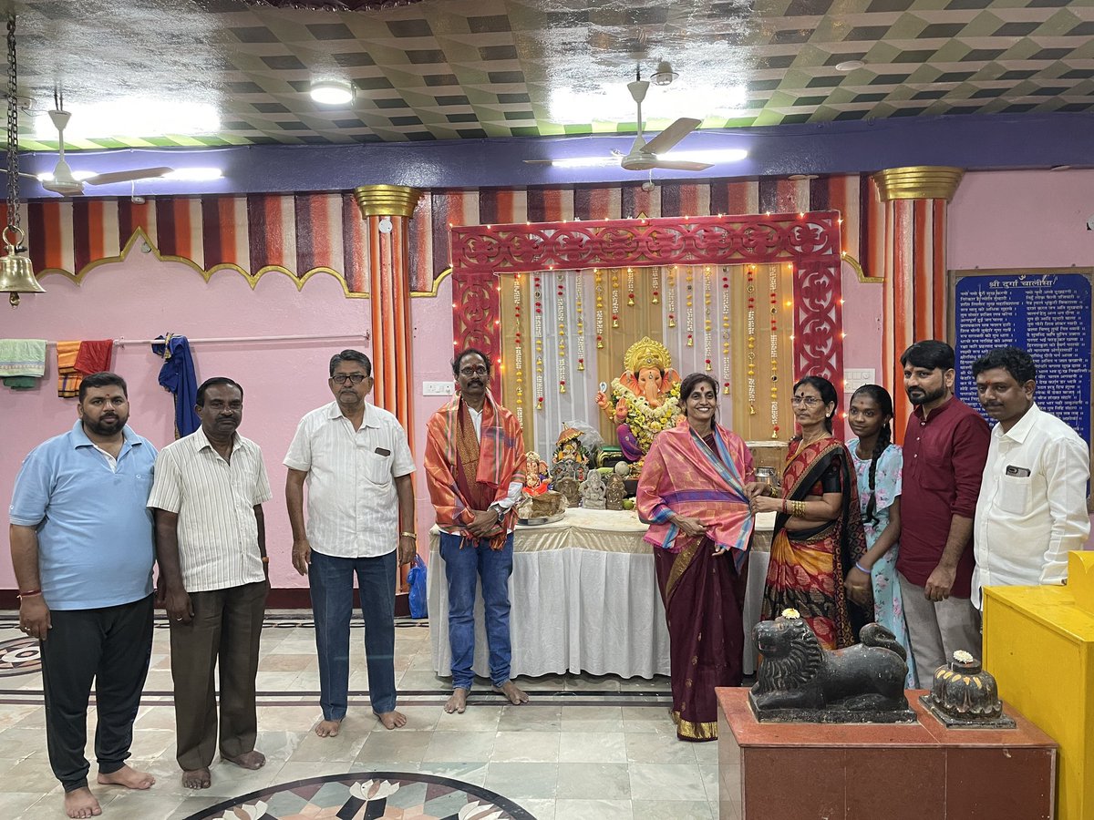 sirishabrs's tweet photo. గణపతి ఉత్సవాల్లో భాగంగా అంబర్‌పేట నియోజకవర్గం గోల్నాక డివిజన్‌లోని తులసి నగర్‌, నెహ్రూనగర్‌లో ఏర్పాటు చేసిన గణేష్‌ మండపంలో బిఆర్‌ఎస్‌ కాచిగూడ ఇంచార్జి Dr. శిరీషా ఓం ప్రకాష్‌ యాదవ్‌ ప్రత్యేక పూజల్లో పాల్గొన్నారు. 

#ganesh
#ganeshchaturthi 

@BRSparty 
@KTRBRS https://t.co/eIFOoiIFy8
