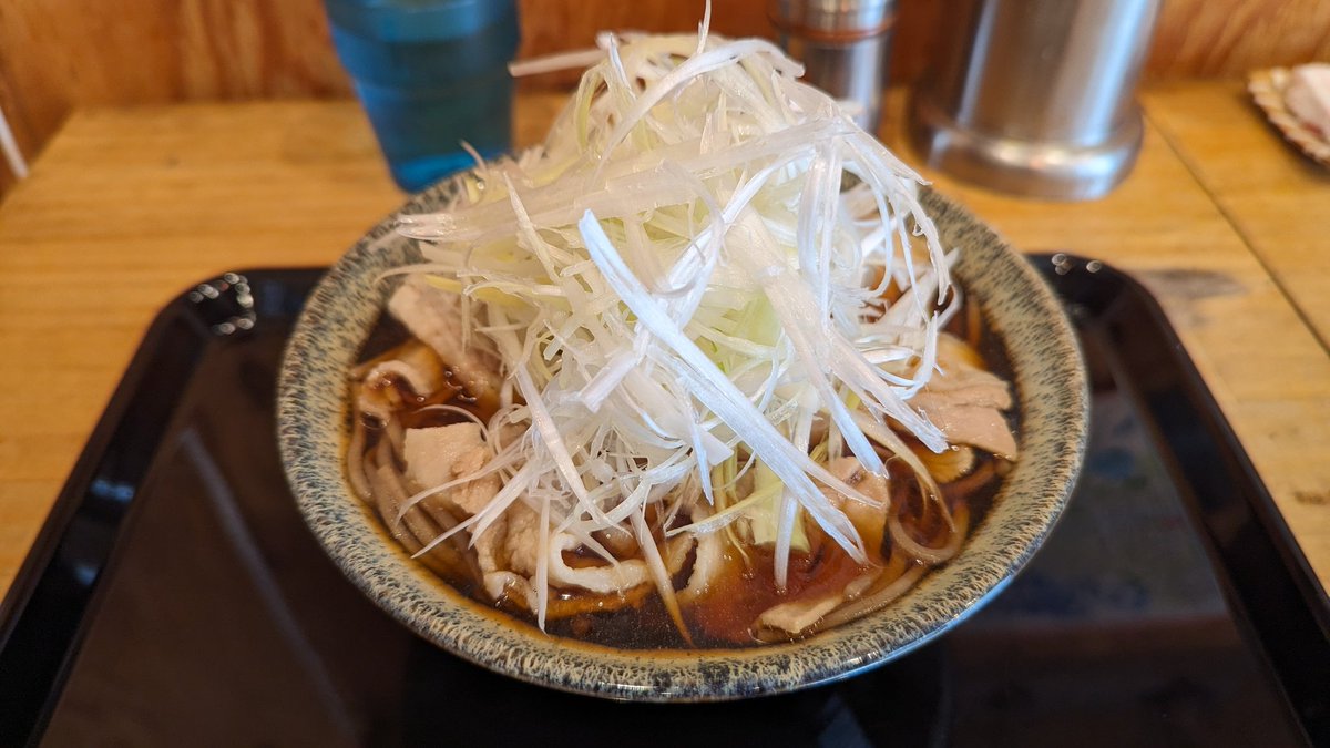 0TK_JP's tweet photo. 結局のじろうさんの肉そばネギ増しにしたのですが、いつもと違っていた…
麺はぬめり取りが足りない感じだし、いつもの力強い出汁も感じられず不完全燃焼… 新しい店員さんだったからかなあ？
おすすめ通りビールとウインナープレッツェル買って帰れば良かった…🥺 https://t.co/8j4CIMylAR