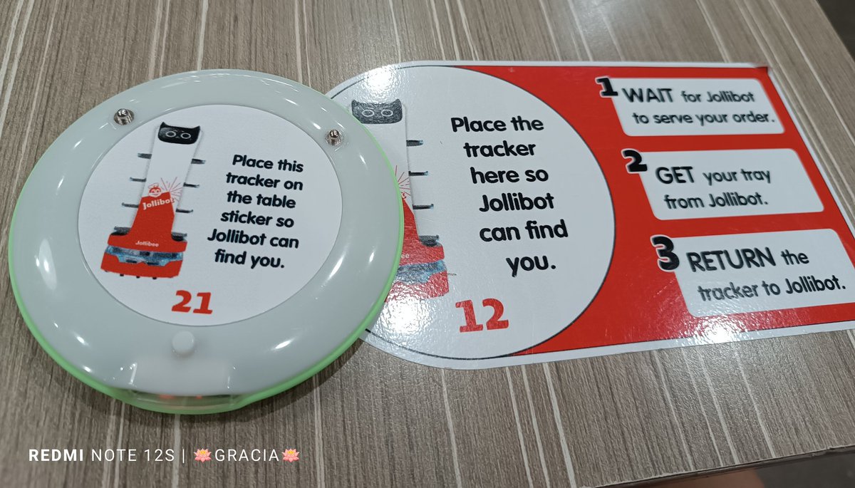 GraciousLady97's tweet photo. Tuwang tuwa ang cat lover like me π
Angggg kyuuuuut ππ
#jollibee
#jollibot https://t.co/uW18jF3LlY