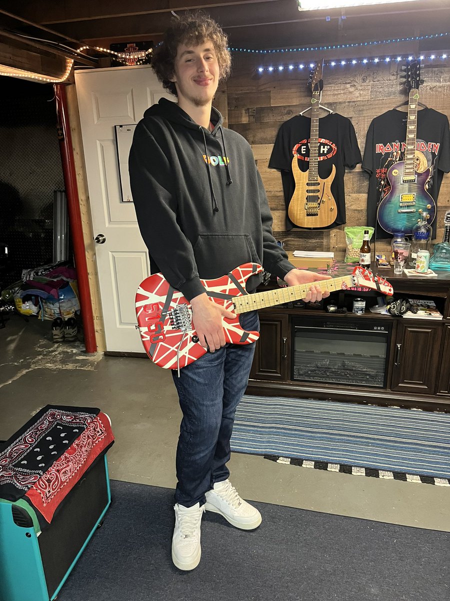 moto317's tweet photo. Freshening up w strings &amp; love’ 🪛📐🎸
#evhgear #5150 #ernieballstrings #vanhalen #superstrat #floydrose https://t.co/8Z1UUtAqY4